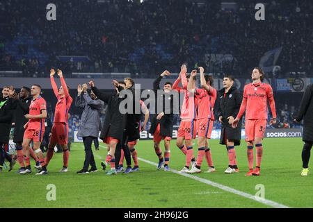 Napoli, Italien. 04th Dez 2021. Atalanta Spieler feiern am Ende der Serie Ein Fußballspiel zwischen SSC Napoli und Atalanta BC im Diego Armando Maradona Stadion in Napoli (Italien), 04th. Dezember 2021. Foto CesarePurini/Insidefoto Kredit: Insidefoto srl/Alamy Live News Stockfoto