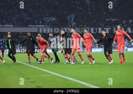 Napoli, Italien. 04th Dez 2021. Atalanta Spieler feiern am Ende der Serie Ein Fußballspiel zwischen SSC Napoli und Atalanta BC im Diego Armando Maradona Stadion in Napoli (Italien), 04th. Dezember 2021. Foto CesarePurini/Insidefoto Kredit: Insidefoto srl/Alamy Live News Stockfoto