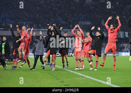 Napoli, Italien. 04th Dez 2021. Atalanta Spieler feiern am Ende der Serie Ein Fußballspiel zwischen SSC Napoli und Atalanta BC im Diego Armando Maradona Stadion in Napoli (Italien), 04th. Dezember 2021. Foto CesarePurini/Insidefoto Kredit: Insidefoto srl/Alamy Live News Stockfoto