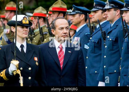 Der mexikanische Präsident, Herr Filam Calderon Hinojosa, inspiziert die Ehrengarde bei seiner Ankunft im Regierungshaus während seines Staatsbesuchs in Auckland, Neuseeland, am Freitag, dem 7. September 2007. Stockfoto