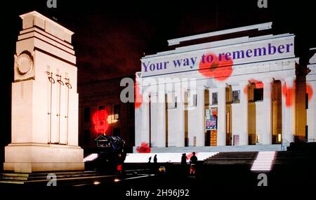 Die Fassade des Auckland war Museum mit einer Lichtprojektion von Mohnblumen zum Mohn-Tag (20. April 2007), Auckland, Neuseeland am Donnerstag, 19. April 2007. Stockfoto