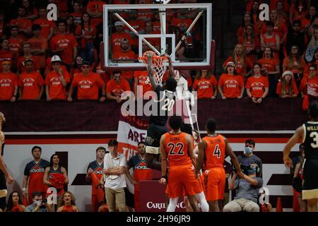 Blacksburg, Virginia, USA. 04th Dez 2021. Wake Forest Demon Deacons Forward Khadim Sy (20) lässt den Ball während des NCAA-Basketballspiels zwischen den Wake Forest Demon Deacons und den Virginia Tech Hokies im Cassell Coliseum in Blacksburg, Virginia, untergehen. Greg Atkins/CSM/Alamy Live News Stockfoto