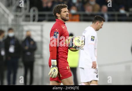 Torhüter von Lens Jean-Louis Leca während des Fußballspiels der französischen Ligue 1 zwischen RC Lens und Paris Saint-Germain am 4. Dezember 2021 im Bollaert-Delelis-Stadion in Lens, Frankreich - Foto: Jean Catuffe/DPPI/LiveMedia Stockfoto