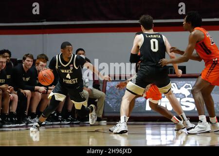 Blacksburg, Virginia, USA. 04th Dez 2021. Wake Forest Daivien Williamson (4) fährt während des NCAA-Basketballspiels zwischen den Wake Forest Demon Deacons und den Virginia Tech Hokies im Cassell Coliseum in Blacksburg, Virginia. Greg Atkins/CSM/Alamy Live News Stockfoto