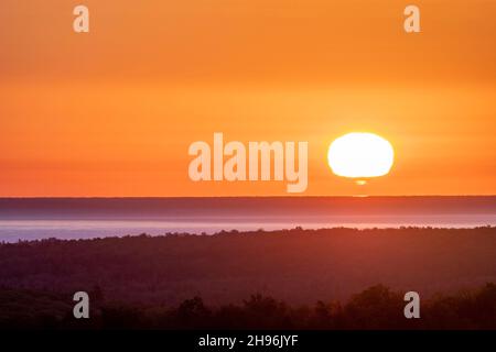 Sonnenaufgang über dem Lake Superior. In der Nähe von Big Bay, Upper Peninsula, Michigan, Herbst, USA, Von Dominique Braud/Dembinsky Photo Assoc Stockfoto