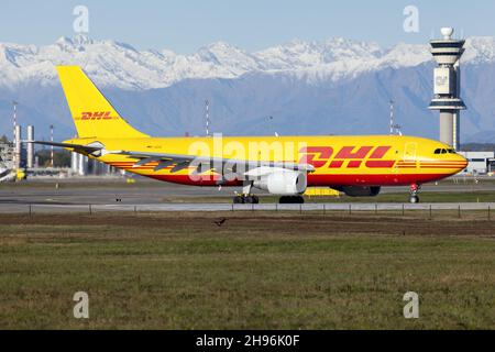 Ein DHL (European Air Transport) Airbus A300-600F steht für den Abflug vom Flughafen Mailand Malpensa an. Stockfoto