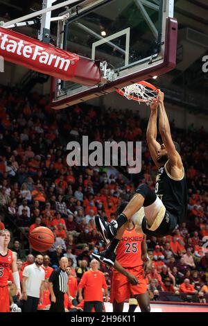 Blacksburg, Virginia, USA. 04th Dez 2021. Wake Forest Demon Deacons Forward Dallas Walton (13) lässt den Ball während des NCAA-Basketballspiels zwischen den Wake Forest Demon Deacons und den Virginia Tech Hokies im Cassell Coliseum in Blacksburg, Virginia, untergehen. Greg Atkins/CSM/Alamy Live News Stockfoto