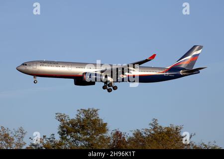 Mailand, Italien. 07th. November 2021. Ein Aeroflot Airbus 330, der auf dem Flughafen Mailand Malpensa landet. (Foto: Fabrizio Gandolfo/SOPA Images/Sipa USA) Quelle: SIPA USA/Alamy Live News Stockfoto