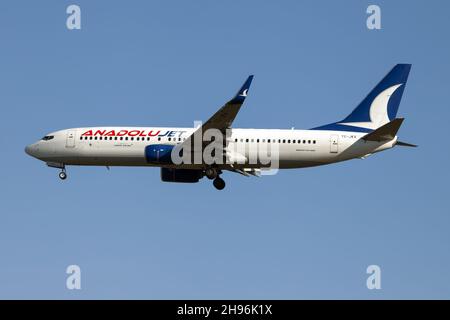 Mailand, Italien. 07th. November 2021. Eine AnadoluJet Boeing 737-800, die auf dem Flughafen Mailand Mapensa landet. (Foto: Fabrizio Gandolfo/SOPA Images/Sipa USA) Quelle: SIPA USA/Alamy Live News Stockfoto