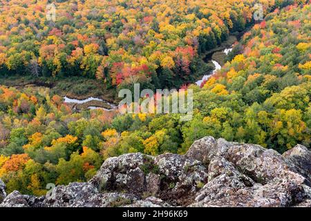 Herbstfarben, Lake of the Clouds Lookout, Porcupine Mountain SP, MI, USA, von Dominique Braud/Dembinsky Photo Assoc Stockfoto