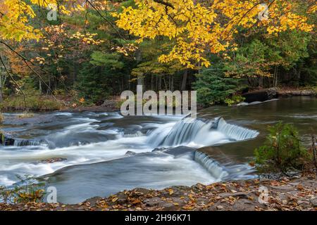 Bond Falls, Herbst, Upper Peninsula, Michigan, USA, Von Dominique Braud/Dembinsky Photo Assoc Stockfoto