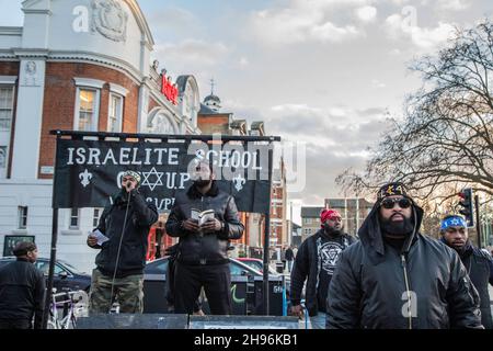 Brixton, Großbritannien. 04th Dez 2021. Mitglieder der Israelitischen Schule für Universelles Praktisches Wissen (ISUPK) werden auf der Straße in Brixton predigen gesehen. ISUPK ist eine amerikanische Importorganisation und schwarze supremacist religiöse Gruppe. Kredit: SOPA Images Limited/Alamy Live Nachrichten Stockfoto