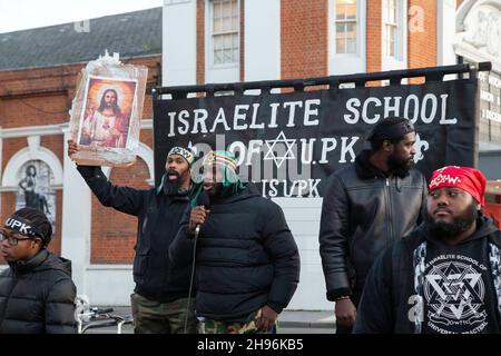 Brixton, Großbritannien. 04th Dez 2021. Mitglieder der Israelitischen Schule für Universelles Praktisches Wissen (ISUPK) werden auf der Straße in Brixton predigen gesehen. ISUPK ist eine amerikanische Importorganisation und schwarze supremacist religiöse Gruppe. Kredit: SOPA Images Limited/Alamy Live Nachrichten Stockfoto