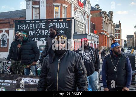 Brixton, Großbritannien. 04th Dez 2021. Mitglieder der Israelitischen Schule für Universelles Praktisches Wissen (ISUPK) werden auf der Straße in Brixton predigen gesehen. ISUPK ist eine amerikanische Importorganisation und schwarze supremacist religiöse Gruppe. (Foto: Thabo Jaiyesimi/SOPA Images/Sipa USA) Quelle: SIPA USA/Alamy Live News Stockfoto