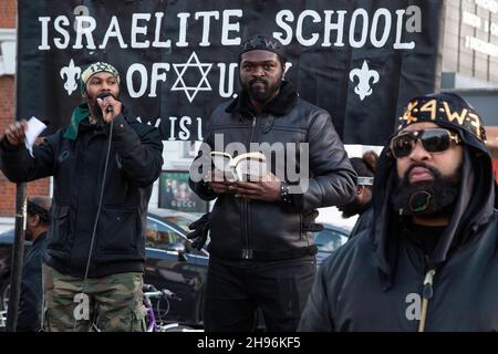 Brixton, Großbritannien. 04th Dez 2021. Mitglieder der Israelitischen Schule für Universelles Praktisches Wissen (ISUPK) werden auf der Straße in Brixton predigen gesehen. ISUPK ist eine amerikanische Importorganisation und schwarze supremacist religiöse Gruppe. (Foto: Thabo Jaiyesimi/SOPA Images/Sipa USA) Quelle: SIPA USA/Alamy Live News Stockfoto