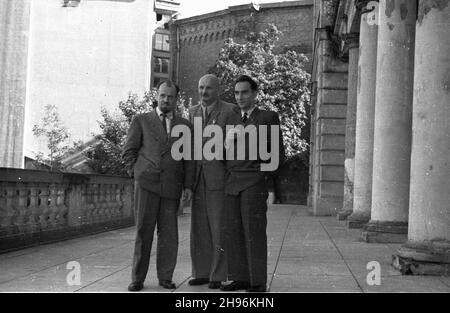 Warszawa, 1947-08-28. Wizyta w³oskich socjalistów. NZ. Spotkanie z politykami Polskiej Partii Socjalistycznej (PPS) w ogrodach pa³acu Namiestnikowskiego. OD lewej: przewodnicz¹cy W³oskiej Partii Socjalistycznej Petro Nenni, przewodnicz¹cy Rady Naczelnej PPS Stanis³aw Szwalbe, szef klubu parlamentarnego PPS Julian Hochfeld. bb/mgs PAP Warschau, 28. August 1947. Ein Besuch italienischer Sozialisten. Im Bild: Ein Treffen mit Politikern der Polnischen Sozialistischen Partei (PPS). Von links: Der Vorsitzende der Sozialistischen Partei Italiens, Petro Nenni, der Vorsitzende der PPS, Stanislaw Szwalbe, der Vorsitzende des parlamentarischen Parteivorsitzes der PPS, Julian Ho Stockfoto