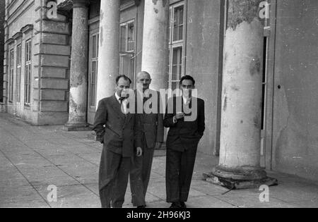 Warszawa, 1947-08-28. Wizyta w³oskich socjalistów. NZ. Spotkanie z politykami Polskiej Partii Socjalistycznej (PPS) w ogrodach pa³acu Namiestnikowskiego. OD lewej: przewodnicz¹cy W³oskiej Partii Socjalistycznej Petro Nenni, przewodnicz¹cy Rady Naczelnej PPS Stanis³aw Szwalbe, szef klubu parlamentarnego PPS Julian Hochfeld. bb/mgs PAP Warschau, 28. August 1947. Ein Besuch italienischer Sozialisten. Im Bild: Ein Treffen mit Politikern der Polnischen Sozialistischen Partei (PPS). Von links: Der Vorsitzende der Sozialistischen Partei Italiens, Petro Nenni, der Vorsitzende der PPS, Stanislaw Szwalbe, der Vorsitzende des parlamentarischen Parteivorsitzes der PPS, Julian Ho Stockfoto