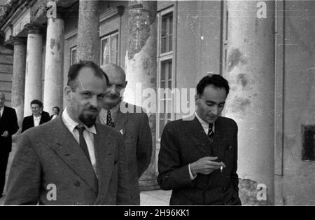 Warszawa, 1947-08-28. Wizyta w³oskich socjalistów. NZ. Spotkanie z politykami Polskiej Partii Socjalistycznej (PPS) w ogrodach pa³acu Namiestnikowskiego. OD lewej: przewodnicz¹cy W³oskiej Partii Socjalistycznej Petro Nenni, przewodnicz¹cy Rady Naczelnej PPS Stanis³aw Szwalbe, szef klubu parlamentarnego PPS Julian Hochfeld. bb/mgs PAP Warschau, 28. August 1947. Ein Besuch italienischer Sozialisten. Im Bild: Ein Treffen mit Politikern der Polnischen Sozialistischen Partei (PPS). Von links: Der Vorsitzende der Sozialistischen Partei Italiens, Petro Nenni, der Vorsitzende der PPS, Stanislaw Szwalbe, der Vorsitzende des parlamentarischen Parteivorsitzes der PPS, Julian Ho Stockfoto