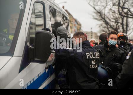 Berlin, Deutschland. 04th Dez 2021. Polizisten verhaften während der Demonstration einen Protestierenden. QUERDENKEN-Demonstranten gingen auf die Straße, um gegen die kürzlich in Deutschland verhängten Sperrmaßnahmen zu protestieren. Die Polizei griff schnell ein, was zu mehreren Verhaftungen führte. (Foto von Madeleine Teresa Kelly/SOPA im/Sipa USA) Quelle: SIPA USA/Alamy Live News Stockfoto