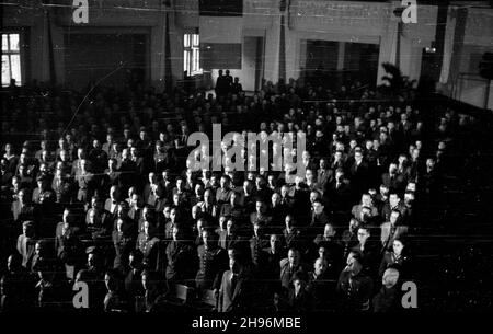 Warszawa, 1947-08-31. II Ogólnokrajowy Zjazd Uczestników Walki o Niepodleg³oœæ i Demokracjê w sali teatru Roma przy ul. Nowogrodzkiej. NZ. Uczestnicy obrad na sali. po/ms PAP Warschau, 31. August 1947. 2nd nationaler Kongress der Kämpfer für Freiheit und Demokratie im Roma-Theater in der Nowogrodzka-Straße. Im Bild: Teilnehmer des Kongresses. po/ms PAP Stockfoto