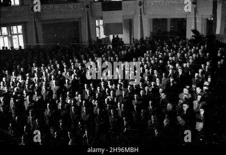 Warszawa, 1947-08-31. II Ogólnokrajowy Zjazd Uczestników Walki o Niepodleg³oœæ i Demokracjê w sali teatru Roma przy ul. Nowogrodzkiej. NZ. Uczestnicy obrad na sali. po/ms PAP Warschau, 31. August 1947. 2nd nationaler Kongress der Kämpfer für Freiheit und Demokratie im Roma-Theater in der Nowogrodzka-Straße. Im Bild: Teilnehmer des Kongresses. po/ms PAP Stockfoto