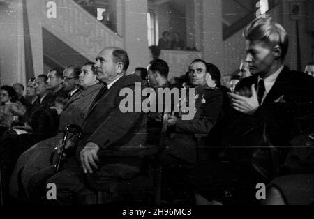 Warszawa, 1947-08-31. II Ogólnokrajowy Zjazd Uczestników Walki o Niepodleg³oœæ i Demokracjê w sali teatru Roma przy ul. Nowogrodzkiej. NZ. marsza³ek Sejmu W³adys³aw Kowalski (z lask¹) wœród uczestników obrad. po/ms PAP Warschau, 31. August 1947. 2nd nationaler Kongress der Kämpfer für Freiheit und Demokratie im Roma-Theater in der Nowogrodzka-Straße. Im Bild: Sejm-Sprecher Wladyslaw Kowalski (mit einem Stock) unter den Kongressteilnehmern. po/ms PAP Stockfoto