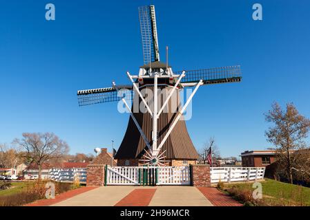 Fulton, Illinois - Vereinigte Staaten - 30th. November 2021: Außenansicht der De Immigrant Windmill in der Innenstadt von Fulton. Stockfoto