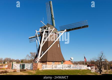 Fulton, Illinois - Vereinigte Staaten - 30th. November 2021: Außenansicht der De Immigrant Windmill in der Innenstadt von Fulton. Stockfoto