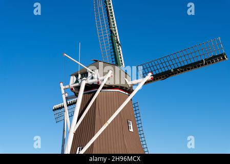 Fulton, Illinois - Vereinigte Staaten - 30th. November 2021: Außenansicht der De Immigrant Windmill in der Innenstadt von Fulton. Stockfoto