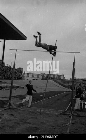 Warszawa, 1947-08-31. Miêdzynarodowe spotkanie lekkoatletyczne Praga-Warszawa na stadionie klubu sportowego Legia. NZ. Konkurencja w skoku o tyczce. po/ms PAP Warschau, 31. August 1947. Ein internationales Athletiktreffen (Prag gegen Warschau) auf dem Stadion des Sportvereins Legia. Bild: Das Stabhochsprung. po/ms PAP Stockfoto