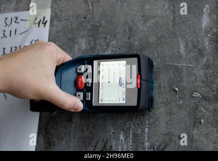 Ein Gerät zur Ultraschalluntersuchung von Beton, ingenieurtechnischen Hintergrund Stockfoto