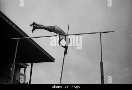 Warszawa, 1947-08-31. Miêdzynarodowe spotkanie lekkoatletyczne Praga-Warszawa na stadionie klubu sportowego Legia. NZ. Konkurencja w skoku o tyczce. po/ms PAP Warschau, 31. August 1947. Ein internationales Athletiktreffen (Prag gegen Warschau) auf dem Stadion des Sportvereins Legia. Bild: Das Stabhochsprung. po/ms PAP Stockfoto