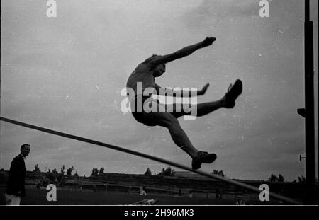 Warszawa, 1947-08-31. Miêdzynarodowe spotkanie lekkoatletyczne Praga-Warszawa na stadionie klubu sportowego Legia. NZ. Konkurencja w skoku wzwy¿. po/ms PAP Warschau, 31. August 1947. Das Internationale Athletic Meeting (Prag-Warschau) auf dem Stadion des Legia Militärsportvereins. Bild: Der Hochsprung. po/ms PAP Stockfoto