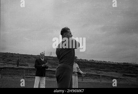 Warszawa, 1947-08-31. Miêdzynarodowe spotkanie lekkoatletyczne Praga-Warszawa na stadionie klubu sportowego Legia. NZ. Konkurencja w pchniêciu kul¹. po/ms PAP Warschau, 31. August 1947. Das Internationale Athletic Meeting (Prag-Warschau) auf dem Stadion des Legia Militärsportvereins. Bild: Der Schuss. po/ms PAP Stockfoto