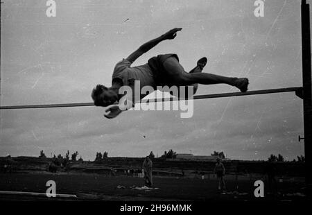 Warszawa, 1947-08-31. Miêdzynarodowe spotkanie lekkoatletyczne Praga-Warszawa na stadionie klubu sportowego Legia. NZ. Konkurencja w skoku wzwy¿. po/ms PAP Warschau, 31. August 1947. Das Internationale Athletic Meeting (Prag-Warschau) auf dem Stadion des Legia Militärsportvereins. Bild: Der Hochsprung. po/ms PAP Stockfoto