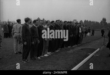 Warszawa, 1947-08-31. Miêdzynarodowe spotkanie lekkoatletyczne Praga-Warszawa na stadionie klubu sportowego Legia. NZ. grupa zawodników z Czechos³owacji. po/ms PAP Warschau, 31. August 1947. Das Internationale Athletic Meeting (Prag-Warschau) auf dem Stadion des Legia Militärsportvereins. Im Bild: Athleten aus der Tschechoslowakei. po/ms PAP Stockfoto