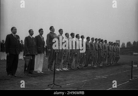 Warszawa, 1947-08-31. Miêdzynarodowe spotkanie lekkoatletyczne Praga-Warszawa na stadionie klubu sportowego Legia. NZ. grupa zawodników z Warszawy. po/ms PAP Warschau, 31. August 1947. Das Internationale Athletic Meeting (Prag-Warschau) auf dem Stadion des Legia Militärsportvereins. Im Bild: Die Gruppe der Warschauer Athleten. po/ms PAP Stockfoto