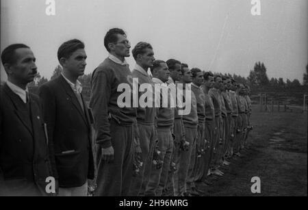 Warszawa, 1947-08-31. Miêdzynarodowe spotkanie lekkoatletyczne Praga-Warszawa na stadionie klubu sportowego Legia. NZ. grupa zawodników z Warszawy. po/ms PAP Warschau, 31. August 1947. Das Internationale Athletic Meeting (Prag-Warschau) auf dem Stadion des Legia Militärsportvereins. Im Bild: Die Gruppe der Warschauer Athleten. po/ms PAP Stockfoto