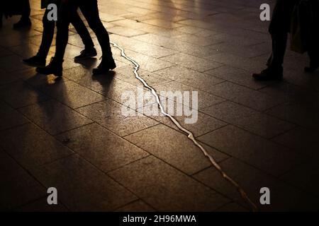 Berlin, Deutschland. 03rd Dez 2021. Berlin: Ein goldener Riss im Boden erinnert an die Opfer des Terroranschlags auf dem Breitscheidplatz am 19. Dezember 2016. (Foto: Simone Kuhlmey/Pacific Press) Quelle: Pacific Press Media Production Corp./Alamy Live News Stockfoto