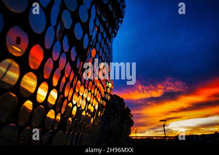 Spiegelung eines blau-orangen Sonnenuntergangs auf gespiegelten Discs in Sacramento, Kalifornien Stockfoto