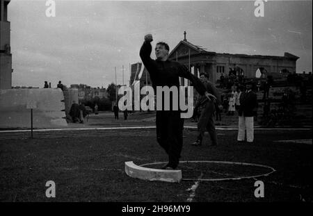 Warszawa, 1947-08-31. Miêdzynarodowe spotkanie lekkoatletyczne Praga-Warszawa na stadionie klubu sportowego Legia. NZ. Konkurencja w pchniêciu kul¹. W ie widoczne ruiny koœcio³a pw. Matki Boskiej Czêstochowskiej przy ul. £azienkowskiej. po/ms PAP Warschau, 31. August 1947. Das Internationale Athletic Meeting (Prag-Warschau) auf dem Stadion des Legia Militärsportvereins. Abgebildet: Der Schuss. Im Hintergrund die Ruinen der Kirche der Heiligen Mutter von Tschenstochau in der Lazienkowska Straße. po/ms PAP Stockfoto