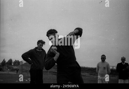 Warszawa, 1947-08-31. Miêdzynarodowe spotkanie lekkoatletyczne Praga-Warszawa na stadionie klubu sportowego Legia. NZ. Konkurencja w pchniêciu kul¹. po/ms PAP Warschau, 31. August 1947. Das Internationale Athletic Meeting (Prag-Warschau) auf dem Stadion des Legia Militärsportvereins. Bild: Der Schuss. po/ms PAP Stockfoto