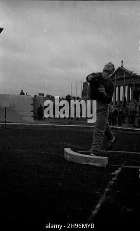 Warszawa, 1947-08-31. Miêdzynarodowe spotkanie lekkoatletyczne Praga-Warszawa na stadionie klubu sportowego Legia. NZ. Konkurencja w pchniêciu kul¹. W ie widoczne ruiny koœcio³a pw. Matki Boskiej Czêstochowskiej przy ul. £azienkowskiej. po/ms PAP Warschau, 31. August 1947. Das Internationale Athletic Meeting (Prag-Warschau) auf dem Stadion des Legia Militärsportvereins. Abgebildet: Der Schuss. Im Hintergrund die Ruinen der Kirche der Heiligen Mutter von Tschenstochau in der Lazienkowska Straße. po/ms PAP Stockfoto