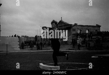 Warszawa, 1947-08-31. Miêdzynarodowe spotkanie lekkoatletyczne Praga-Warszawa na stadionie klubu sportowego Legia. NZ. Konkurencja w pchniêciu kul¹. W ie widoczne ruiny koœcio³a pw. Matki Boskiej Czêstochowskiej przy ul. £azienkowskiej. po/ms PAP Warschau, 31. August 1947. Das Internationale Athletic Meeting (Prag-Warschau) auf dem Stadion des Legia Militärsportvereins. Abgebildet: Der Schuss. Im Hintergrund die Ruinen der Kirche der Heiligen Mutter von Tschenstochau in der Lazienkowska Straße. po/ms PAP Stockfoto