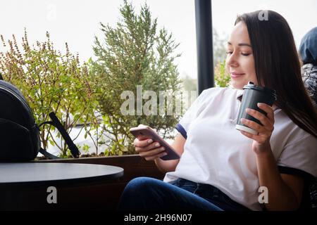 Frau schreibt in einem Café Stockfoto
