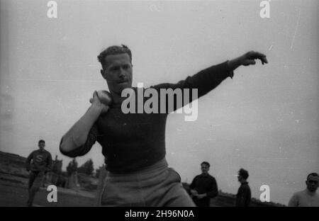 Warszawa, 1947-08-31. Miêdzynarodowe spotkanie lekkoatletyczne Praga-Warszawa na stadionie klubu sportowego Legia. NZ. Konkurencja w pchniêciu kul¹. po/ms PAP Warschau, 31. August 1947. Das Internationale Athletic Meeting (Prag-Warschau) auf dem Stadion des Legia Militärsportvereins. Bild: Der Schuss. po/ms PAP Stockfoto