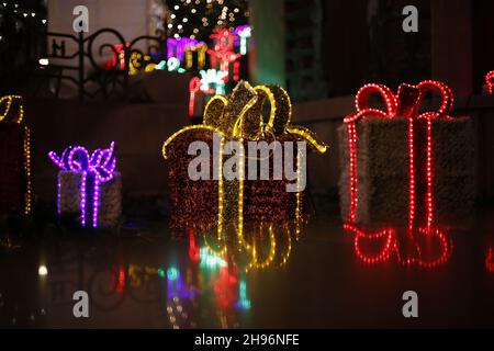 Berlin, Berlin-Charlottenburg, Deutschland. 3rd Dez 2021. Berlin: Weihnachtsmarkt am Breitscheidplatz (Bildquelle: © Simone Kuhlmey/Pacific Press via ZUMA Press Wire) Stockfoto