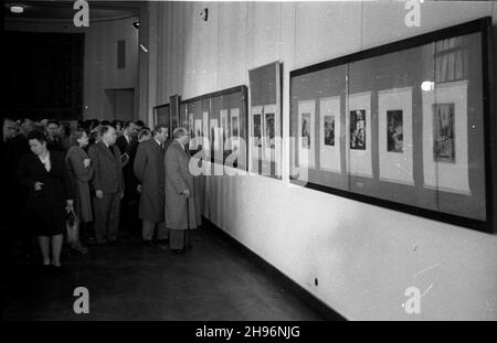 Warszawa, 1947-09-01. Otwarcie wystawy wspó³czesnej grafiki czechos³owackiej w Muzeum Narodowym. NZ. goœcie ogl¹daj¹ ekspozycjê. po/ms PAP Warschau, 1. September 1947. Im Nationalmuseum wird eine Ausstellung moderner tschechischer Grafik eröffnet. Im Bild: Menschenmassen auf der Ausstellung. po/ms PAP Stockfoto