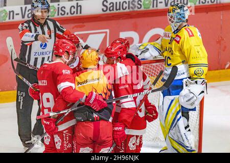 Lausanne, Vaudoise Arena, Schweiz. 3rd Dez 2021. Lausanne Schweiz, 12/03/2021: Das Lausanne HC Team feiert während des Spiels 31th der Schweizer Nationalliga 2021-2022 mit dem Lausanne HC und HC Davos (Foto: © Eric Dubost/Pacific Press via ZUMA Press Wire) Stockfoto