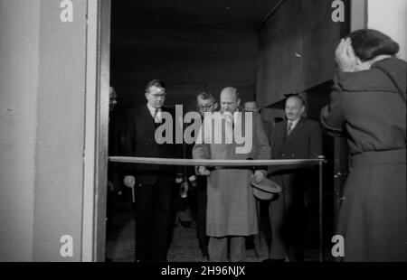 Warszawa, 1947-09-01. Otwarcie wystawy wspó³czesnej grafiki czechos³owackiej w Muzeum Narodowym. NZ. od lewej: minister kultury i sztuki Stefan Dybowski, ambasador Czechos³owacji Józef Hejret, marsza³ek Sejmu W³adys³aw Kowalski (przecina wstêgê), Minister spraw zagranicznych Zygmunt Modzelewski. po/ms PAP Warschau, 1. September 1947. Im Nationalmuseum wird eine Ausstellung moderner tschechischer Grafik eröffnet. Bild von links: Kultur- und Kunstminister Stefan Dybowski, tschechoslowakischer Botschafter Jozef Hejret, Parlamentspräsident Wladyslaw Kowalski (beim Schneiden eines Bandes), Außenminister Zygmunt Modzelew Stockfoto